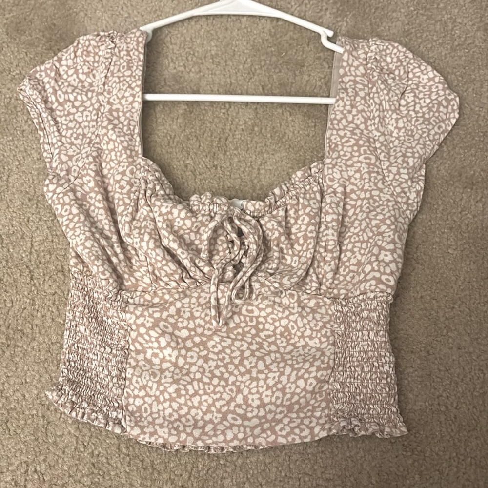 Urban romantic’s tan and white leopard print crop top size medium